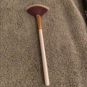 Luxie Fan brush 560